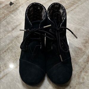 TOMS Black Suede Wedge Desert Ankle Boots | Size 8.5 | EUC